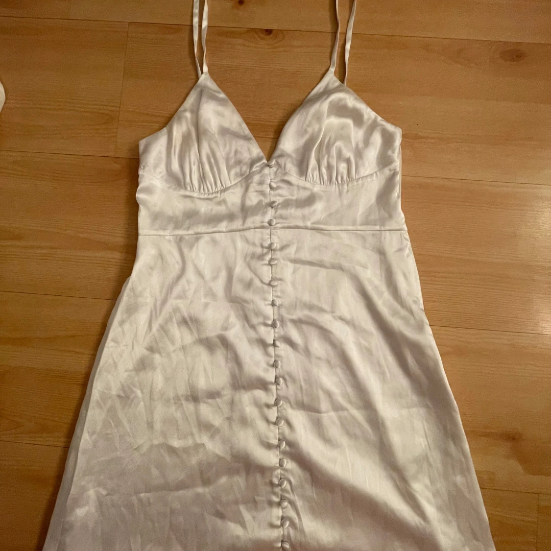 Vit sidenkläning Adore liknande  - 1