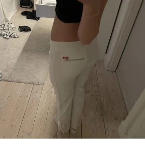 Lågmidjade linnebyxor - Jättesnygga straight Lågmidjade linnebyxor, de är köpta secondhand! Finns en liten liten fläck, ingenting man lägger märke till!