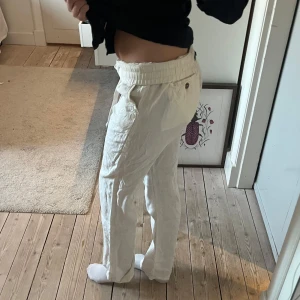 Vita linnebyxor - Snygga linnebyxor, jag viker ner kanten och har de Lågmidjade!!, superfint skick💓