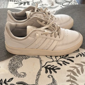 Vita sneakers från Adidas - Säljer ett par vita sneakers från Adidas med klassiska tre ränder på sidan. Har använts några gånger. Köptes för 450kr pris kan diskuteras 