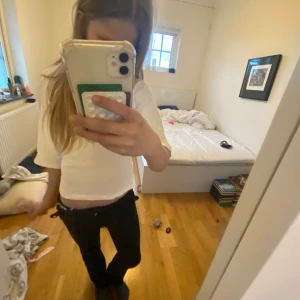 Vit kortärmad topp med knyt - Säljer den här asssssnygga toppen från Nelly!!!!💕💕💕💕💕