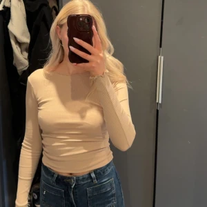 Beige ribbad topp från NA-KD - Säljer en stilren beige ribbad topp från NA-KD. 