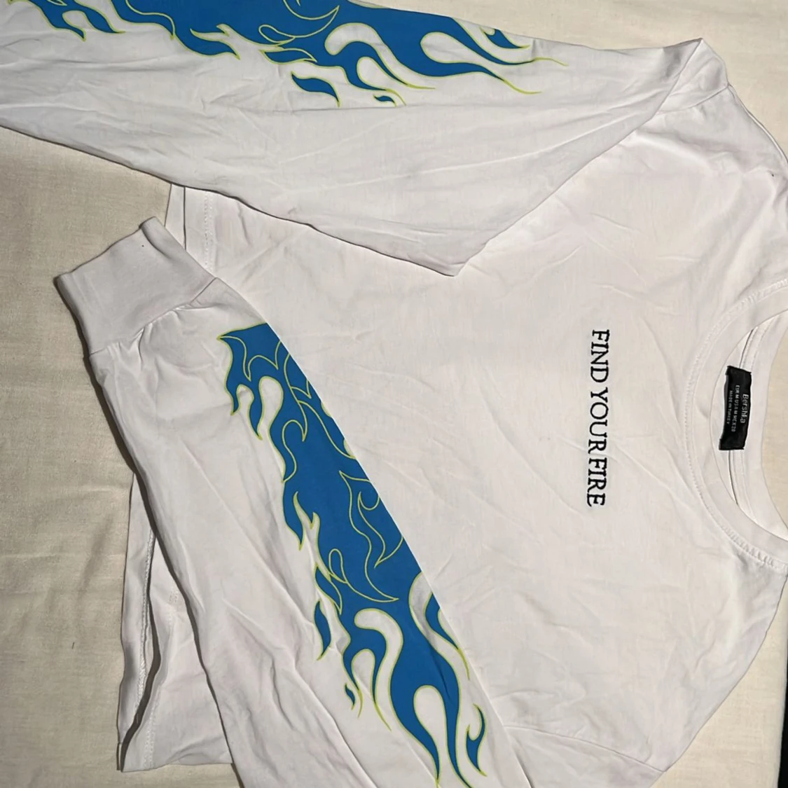 Vit långärmad tröja med blåa flammor