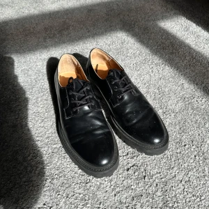 Nya Jack derbys skinnskor från A Day’s March (nypris 2200kr) - Nästan helt nya Jack Chunky Derby skor från A Day’s March. Använda två gånger men tyvärr lite stora för mig. Nypris 2200kr. 