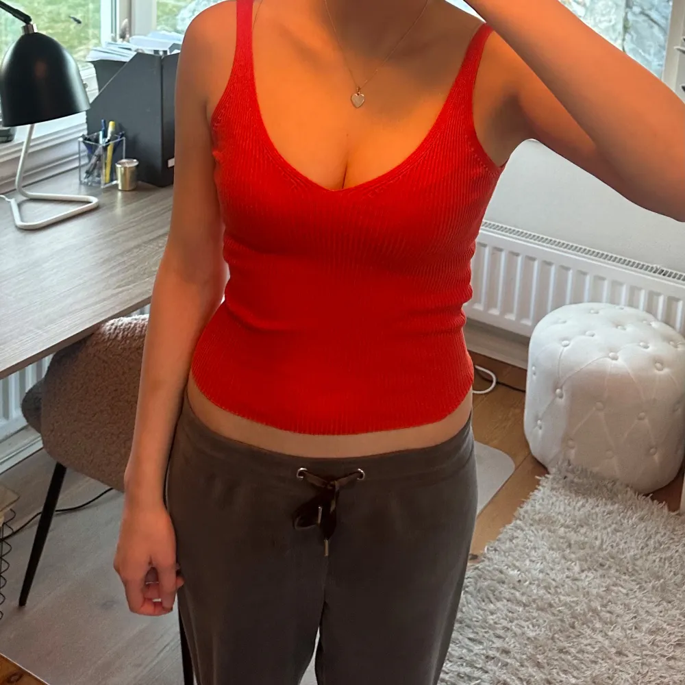 Säljer en snygg röd ribbad linnetopp från Mango. Toppen har en v-ringad design och är ärmlös, perfekt för varmare dagar. Den är i storlek XS och passar utmärkt för en stilren look. Den är helt oanvänd och passar mig som är generellt i stolek S. Yläosat.