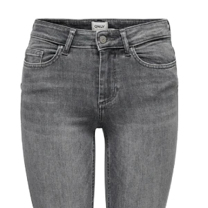 Grå jeans från ONLY - Snygga grå jeans från ONLY med bootcut-stil. Säljer för dom inte kommer till användning. Original pris 550 kr