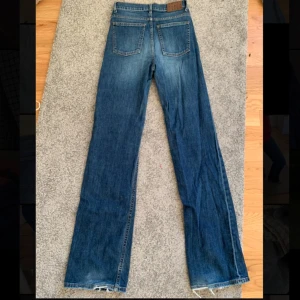 Midrise blå jeans - Så snygga blå jeans från Örjan Andersson i modellen Wide Slim. Jättesköna och passar till allt. De är typ midrise? Några centimeter under naveln på mig iallafall😅😊 Säljer för att de till min stora sorg blivit för små🥲