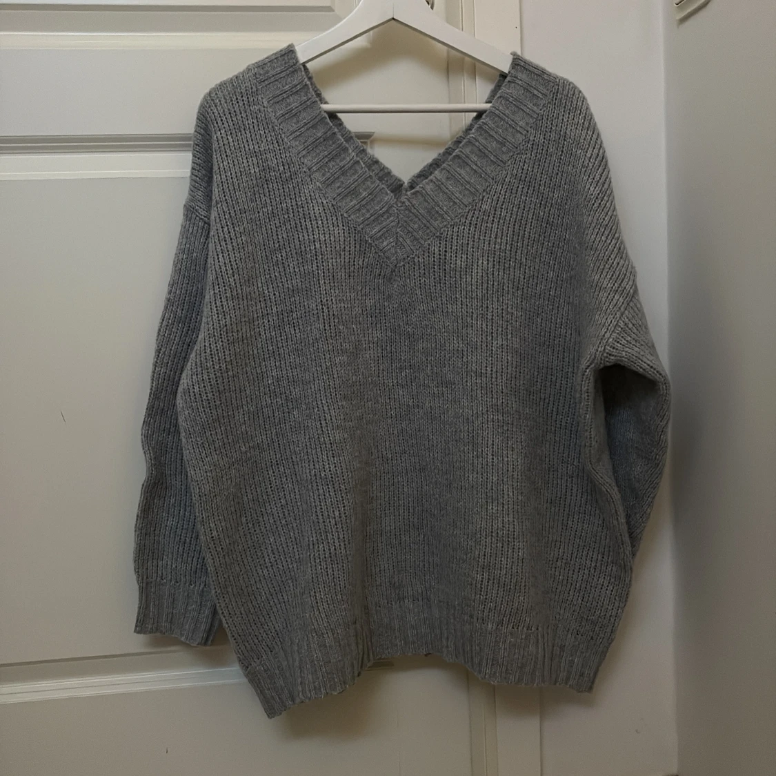 Grå stickad tröja