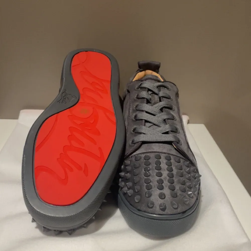 Säljer dessa tvär feta Loubs i färgen grå! Skorna är i NY SKICK! Skorna är i storlek 42 och är perfekta inför sommaren! Dustbag medföljs och KVITTO finns! Vid minsta lilla fundering hör av dig till mig!🥂. Kengät.