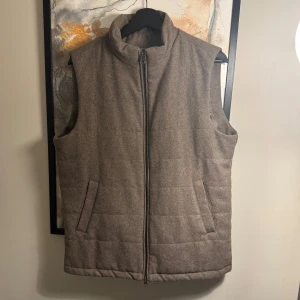 John Henric väst  - John Henric väst i flanell super fint skick.