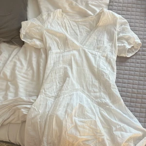 Vit Zara klänning  - Jättefin sommarklänning från Zara som är V-ringad och använd ett fåtal gånger. Säljer på grund av liten användning och lite liten i bysten❣️pris kan diskuteras!