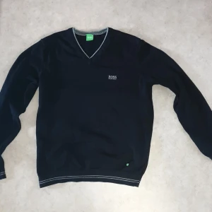 Svart tröja från Hugo Boss - Säljer en svart tröja från Hugo boss jätte snygg och skön det är bara att kontakta om du har några  frågor 😊😊