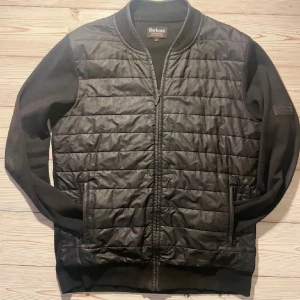Svart jacka från Barbour - Säljer nu min trendiga barbour cardigan storlek:L, Skick:8/10, nypris 2200! Skriv vid minsta fråga