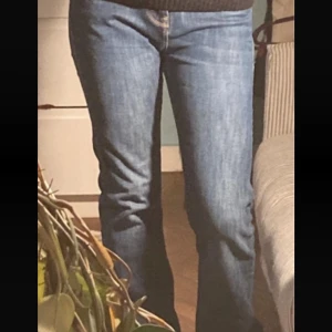 Blå flared jeansbyxor - Snygga blå jeansbyxor med en klassisk design. De har en normal passform och är perfekta för en avslappnad stil. Byxorna har en traditionell femficksdesign och en knappgylf.