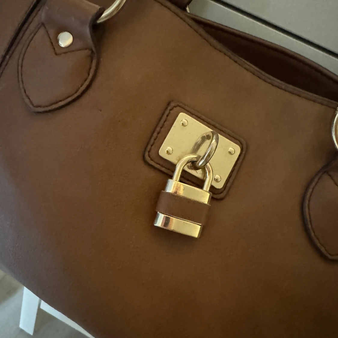 Brun axelväska med hänglåsdetalj - 2