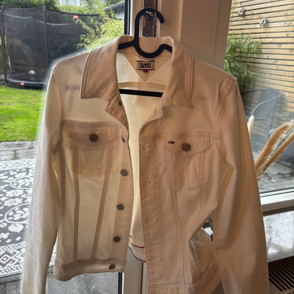 Vit jeansjacka från Tommy Jeans
