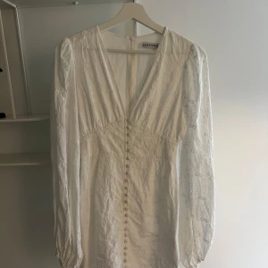 Adoore klänning  - Säljer min jättefina korta vita Adoore klänning i storlek 36. Knappen längst ned är sönder men går att laga då det händer väldigt ofta på Adoore klänningarna. Inga andra defekter alls. Köptes för 1495kr. Säljer för 1100kr. Slutsåld  