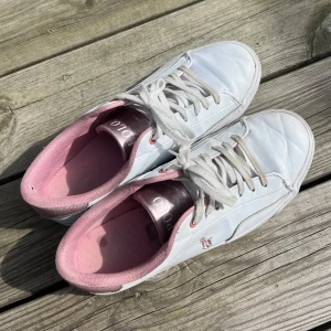 Ralph Lauren skor  - Sneakers med rosa glitter detaljer! Köptes för drygt ett år sedan. Har används men i fint skick. Köptes från Zalando och nypris var drygt 1000 kr om jag minns rätt .