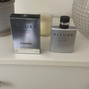 Chanel Allure Homme Sport EdT 100ml - Chanel Allure Homme Sport Eau de Toilette 100ml. Snygg silverfärgad flaska med svart och silverdetaljer. Doften är fräsch och sportig, perfekt för dig som gillar en energisk och maskulin vibe. Kommer i originalförpackning med stilren design. Obs osäker på äktheten men luktar som originalet där av det billiga priset.