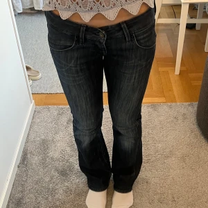 Lee jeans  - Lågmidjade utsvängda jeans från Lee! Storlek W27 L31. Passar XS-S. Jag är 1,65 för referens. Lite slitna nertill (se bild 5), men inget man tänker på! 