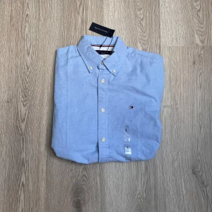 Ljusblå skjorta Tommy Hilfiger slim fit - Snygg ljusblå skjorta från Tommy Hilfiger i slim fit-modell. Skjortan är helt ny och är i storlek S🤝🙌