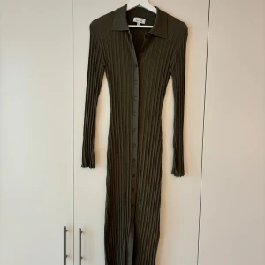 & Other Stories klänning i olivgrön - Skön och stilren olivgrön & Other Stories klänning som endast använts en gång så den är i perfekt skick. Superfin slit i ärmsluten <3 för referens så är jag 184cm lång och den sitter normal i storleken
