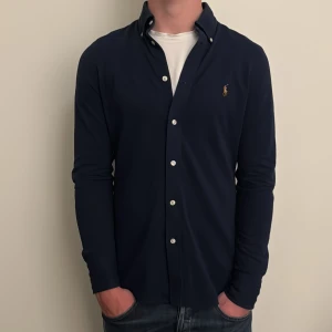 Ralph Lauren skjorta - - Condition: 10/10 - Color: Navy blue - Size: M fits S - Retail price: 1749 SEK