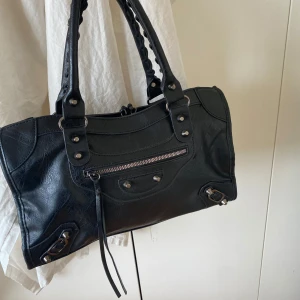 Citybag  - Superfin och praktiskt väskan för vardagen.    Bredden är ungefär 35 cm och höjden 22 cm 