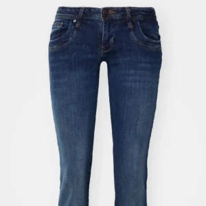 Mörkblåa lågmidjade jeans från l.t.b - Snygga mörkblå jeans från ltb, ser ut som nya och används ett få tal gånger! L30 eller L32 passar på någon som är mellan ca 162-168, W27 men är som en W25 tycker jag som vanligtviss har 25 eller 24. Dom är slutsålda och jeansen original pris är 800kr men säljer för 550 kr