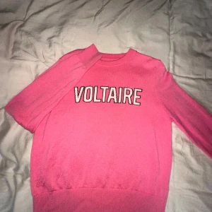 Zadig & Voltaire tröja - Säljer denna superfina rosa Zv tröja! Den har dock ett litet hål. Jag har sytt det så det inte syns lika bra! Skrolla till sista bilden för en närmare kik!