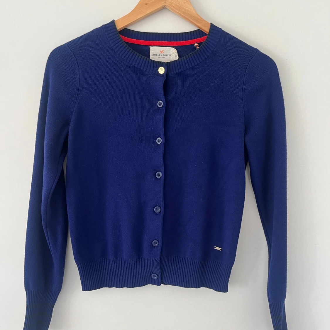 Blå kofta med knappar 