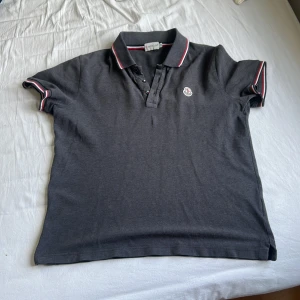 Grå moncler piké - Säljer denna grå moncler piké i strl M. Pris går att diskuteras