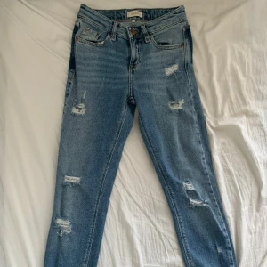 ripped jeans - Snygga och bekväma skinny ripped jeans från River Island! Bara använd några få gånger. Pris kan diskuteras 🤍