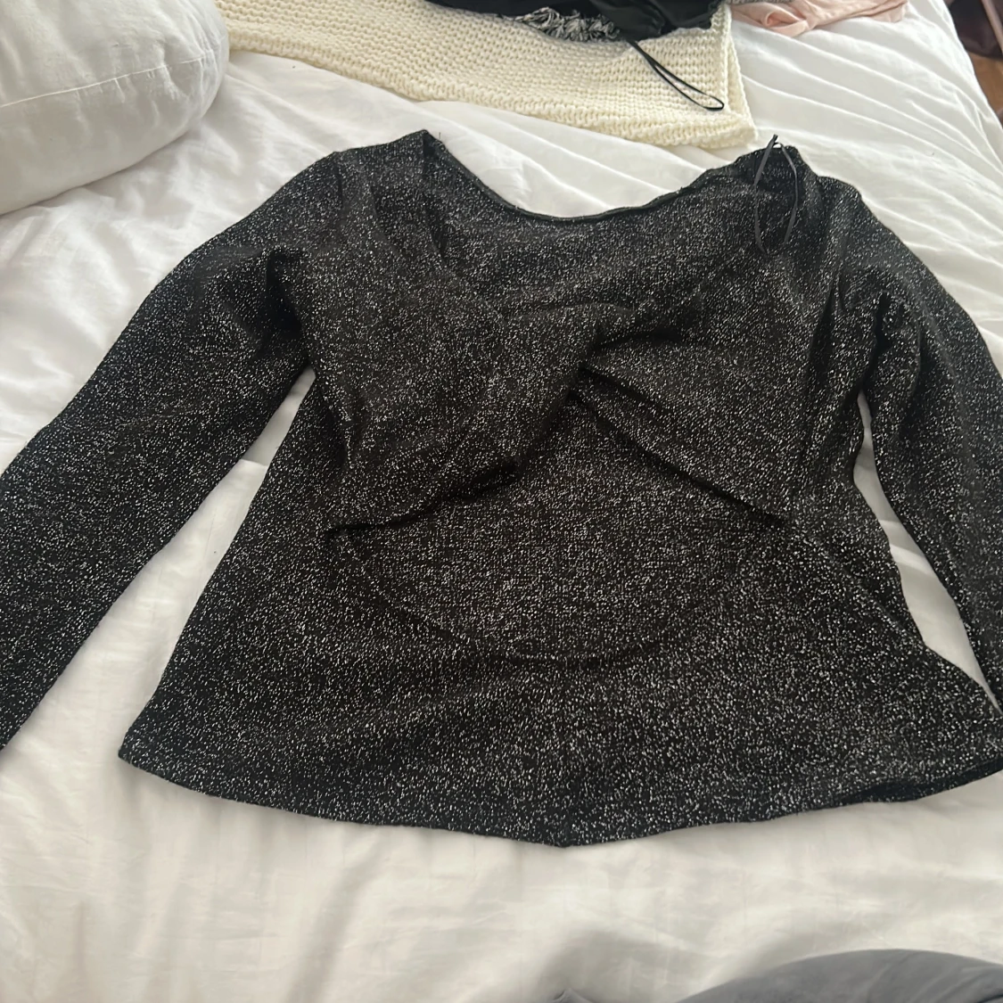 Glittrig svart långärmad topp - 1