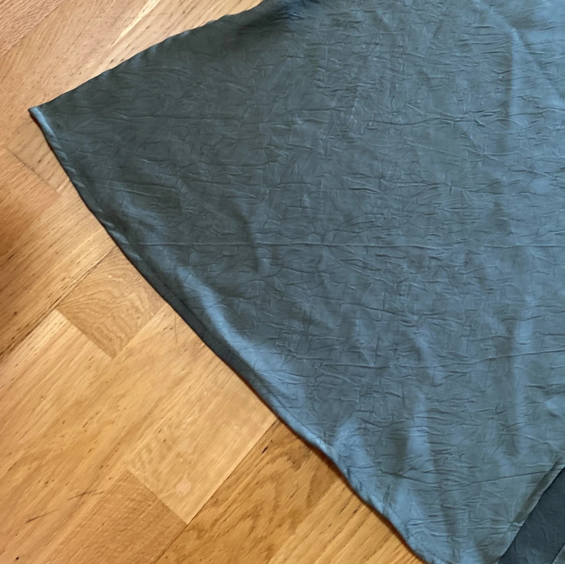 Mörkgrön långkjol med slits - 3