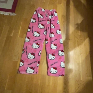 Hello Kitty rosa mjukisbyxor - Hello Kitty byxor i rosa💘 storlek s men är stretchiga💘 pris går att diskutera💞