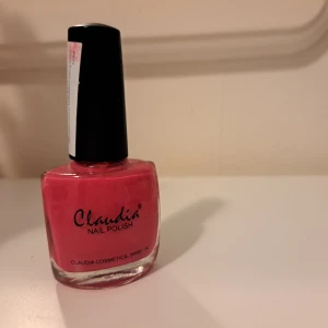 Claudia nagellack Raspberry 120 - Nagellack från Claudia i färgen Raspberry, nr 120. Snygg hallonrosa nyans som ger ett poppigt intryck. Kommer i en klassisk glasflaska med svart kork. Perfekt för dig som vill ha färgstarka naglar.