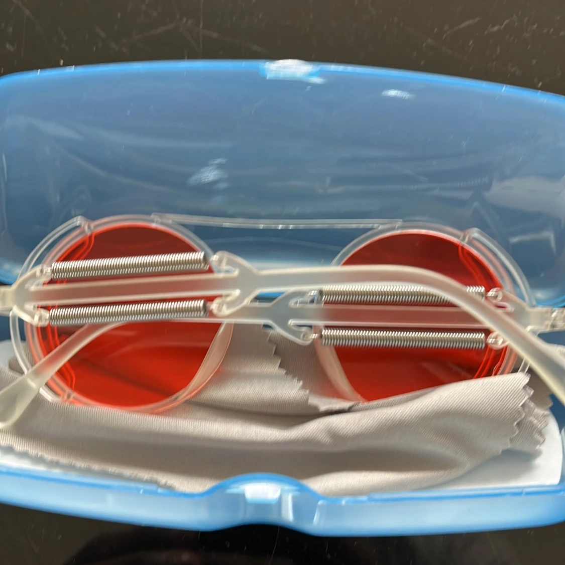 Runda glasögon med röda linser - 1