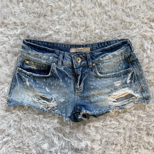 Jeansshorts - Midjemått: 34cm rakt över 💕