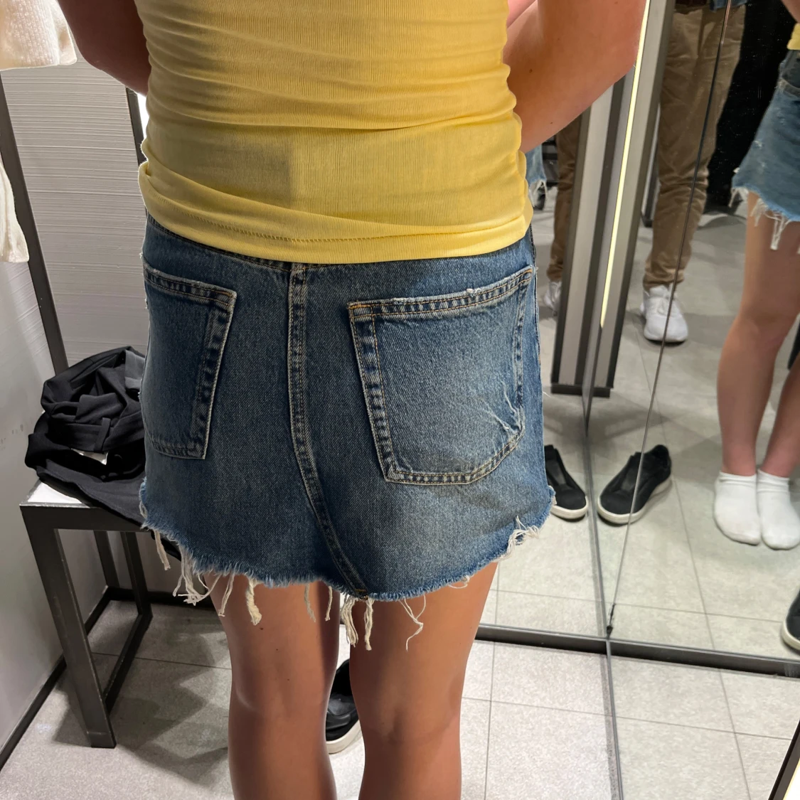 Blå jeanskjol med fransig kant - 1