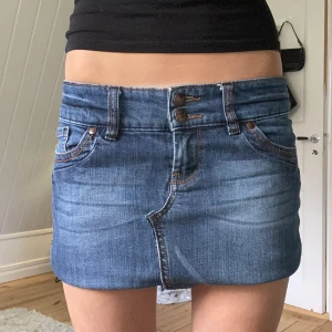 Jeanskjol - Snygg jeanskjol som jag har sytt om då de från början var jeans. Midjemåttet är 38 cm rakt över💕