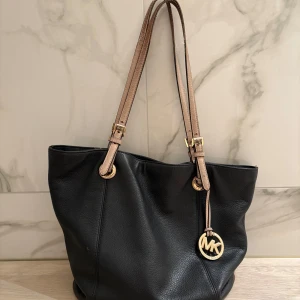 Michael Kors väska - Säljer min systers Michael kors väska som är använd några gånger, 9/10 skick.