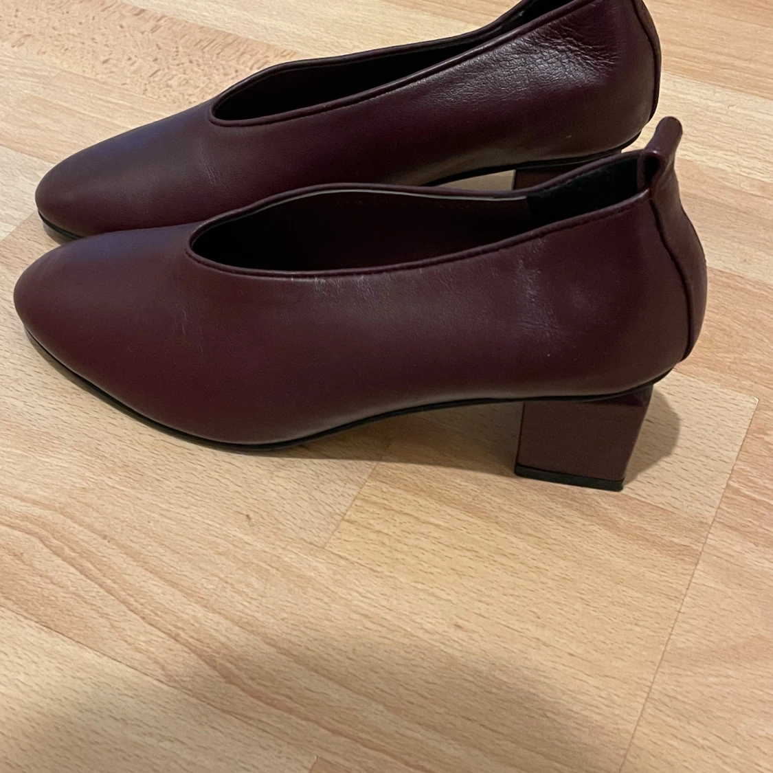 Vinröda pumps med blockklack - 1