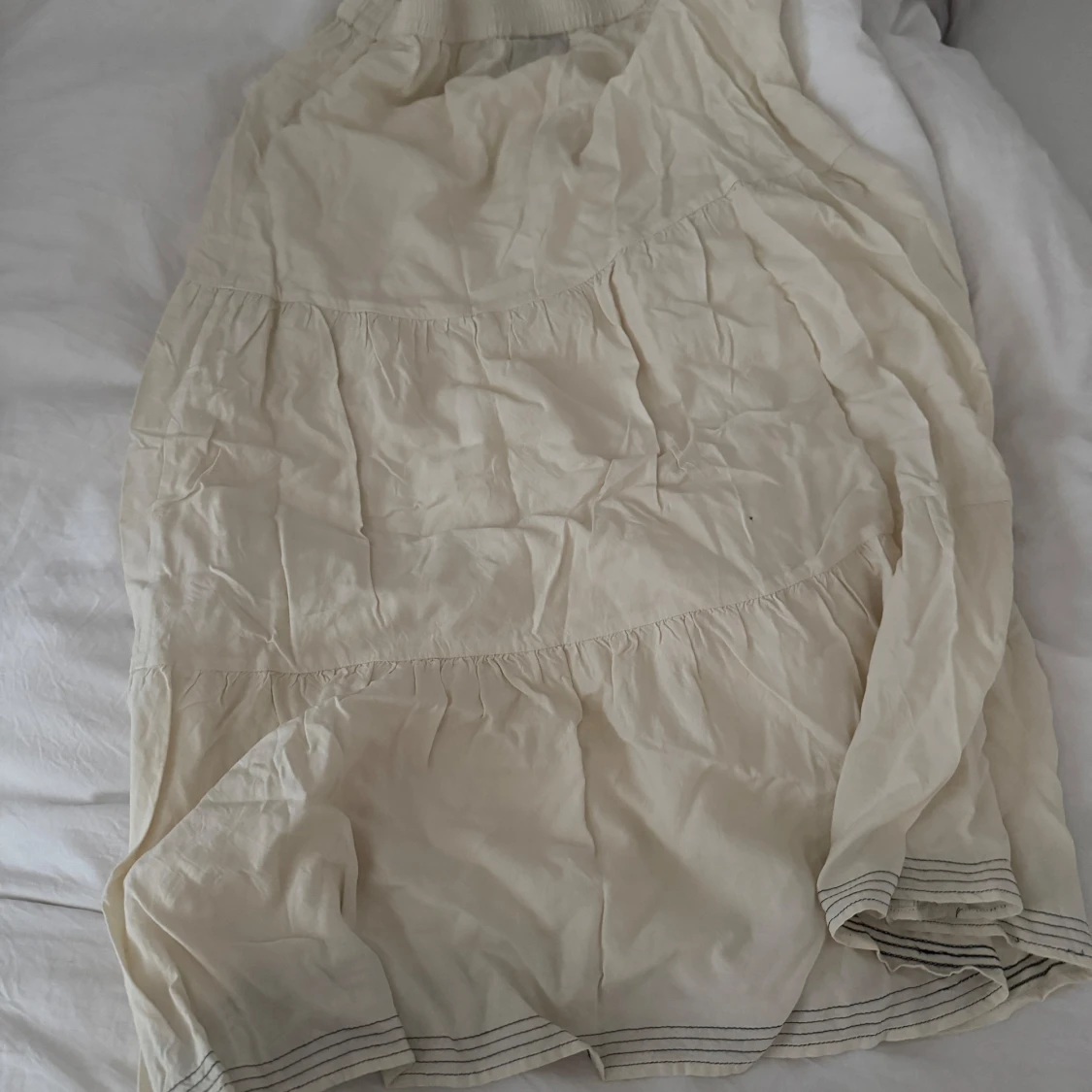 Vit långkjol med svarta fina sömmar längst ner på kjolen - 2