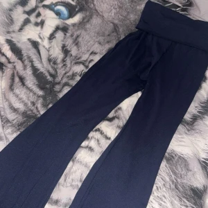 Mörkblåa yoga pants - Snygga mörkblå leggings med bootcut. Stretchigt och mjukt material som sitter skönt och ger en clean look. Aldrig använda och säljer pågrund av att dom var för långa. Storlek S