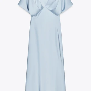 Ljusblå zara långklänning i satin - Helt oanvänd skriv för flera bilder säljer för att jag hitta en annan prislapp kvar nypris 399💕