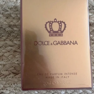 Dolce & Gabbana Eau de Parfum Intense🎀 - Lyxig parfym från Dolce & Gabbana i en elegant guldig förpackning med kronmotiv. Doften har noter av mörka körsbär, amber och heliotrop. Flaskan rymmer 30 ml och är tillverkad i Italien. Perfekt för dig som gillar djupa, sensuella dofter. plomberad! Ord pris 1095kr