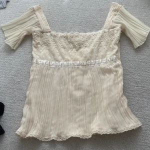 Beige blus med spets och pärldetaljer - Super fin vintage blus💕