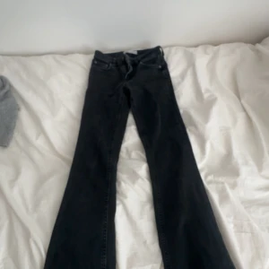 Gråa lågmidjade jeans från Zara  - Snygga grå lågmidjade jeans från Zara i bootcut-modell. Oanvända samt rena. Jeansen säljs inte längre på hemsida och butik:)