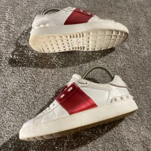 Valentino open  - Hej! Säljer nu mina skor från märket Valentino, storlek 35.5  bra skick, givetvis äkta. Tveka inte på att höra av dig om du har frågor eller funderingar kring skorna! 